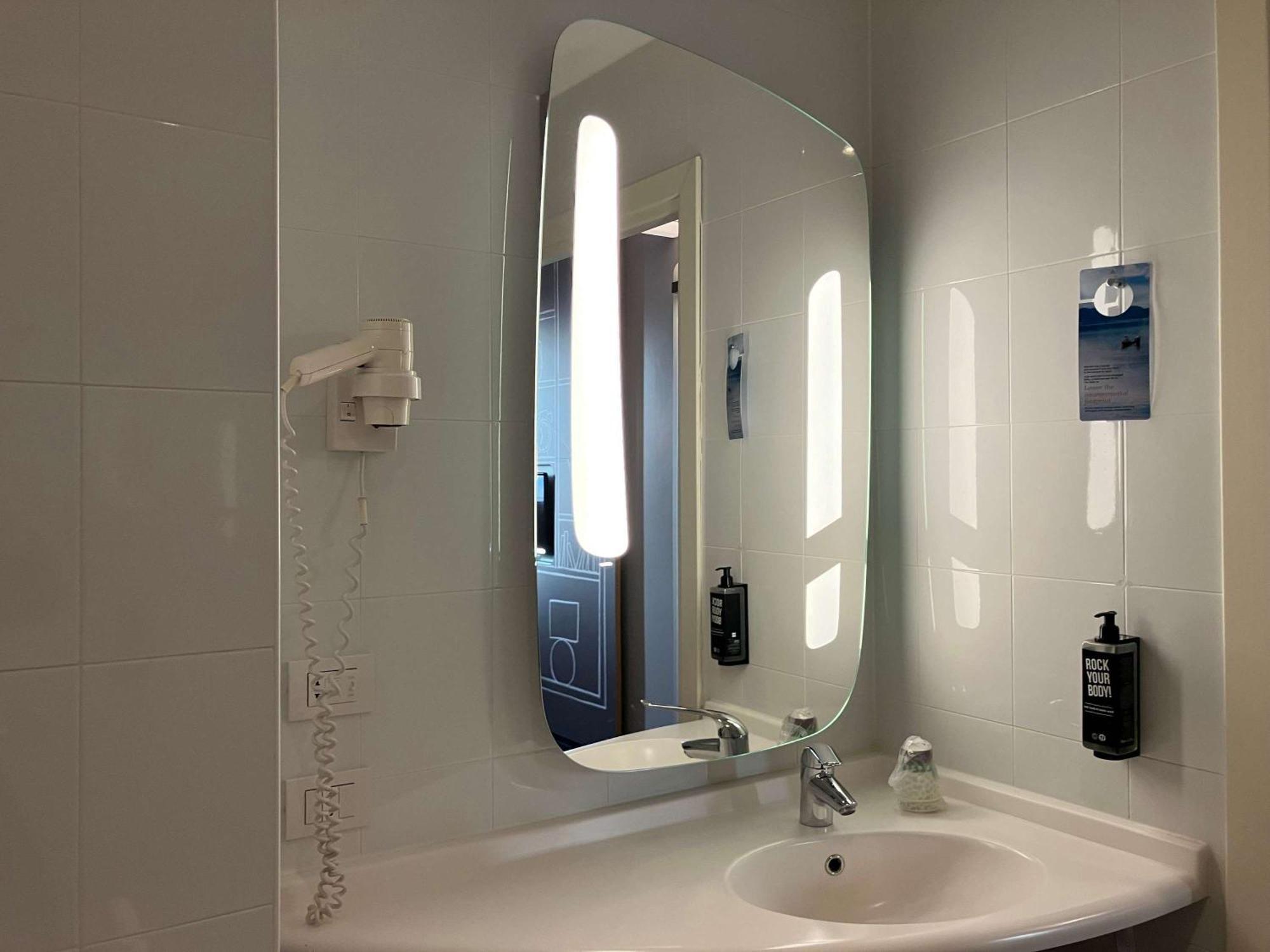 מלון לאינטה Ibis Milano Fiera מראה חיצוני תמונה